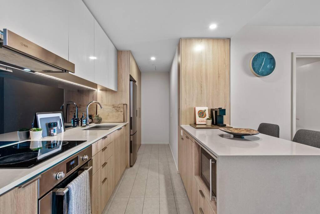 Apartment Floor! 2bed/2bath/1car/pool ~ Views ~ Cbd *