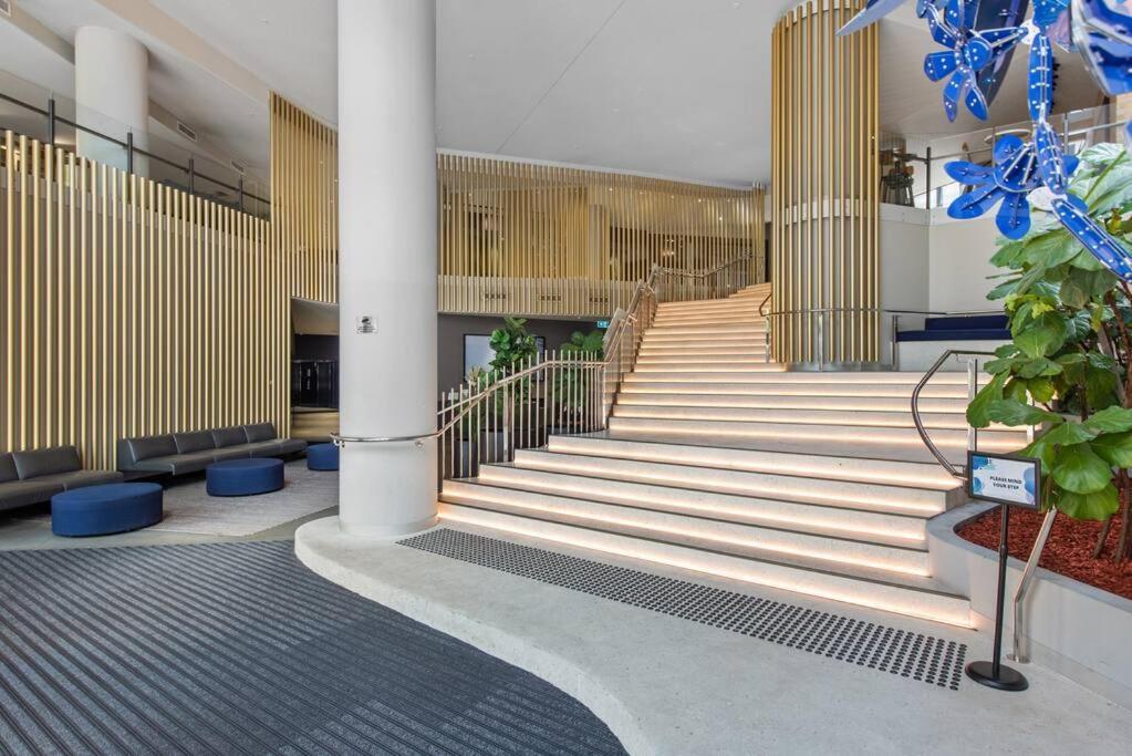 Floor! 2bed/2bath/1car/pool ~ Views ~ Cbd Apartment Brisbane