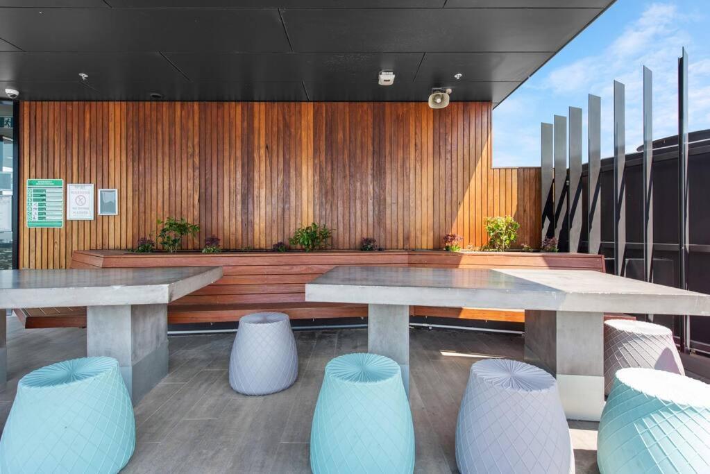 Apartment Floor! 2bed/2bath/1car/pool ~ Views ~ Cbd *