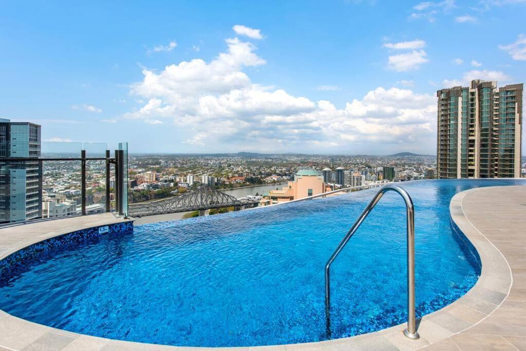 Floor! 2bed/2bath/1car/pool ~ Views ~ Cbd Apartment Brisbane
