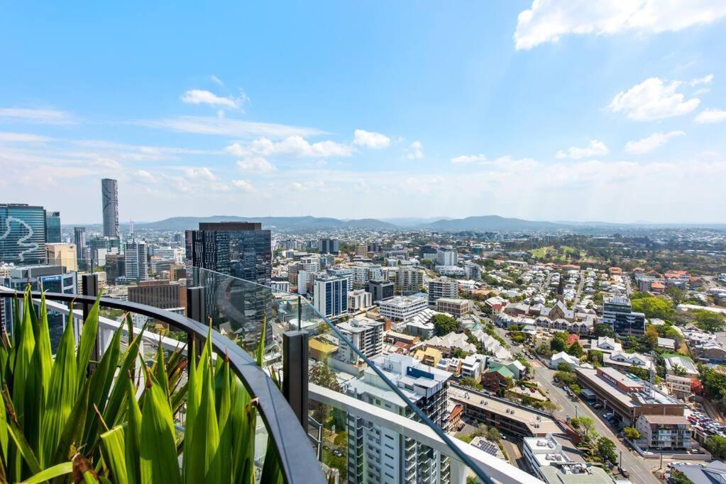 Floor! 2bed/2bath/1car/pool ~ Views ~ Cbd * Brisbane