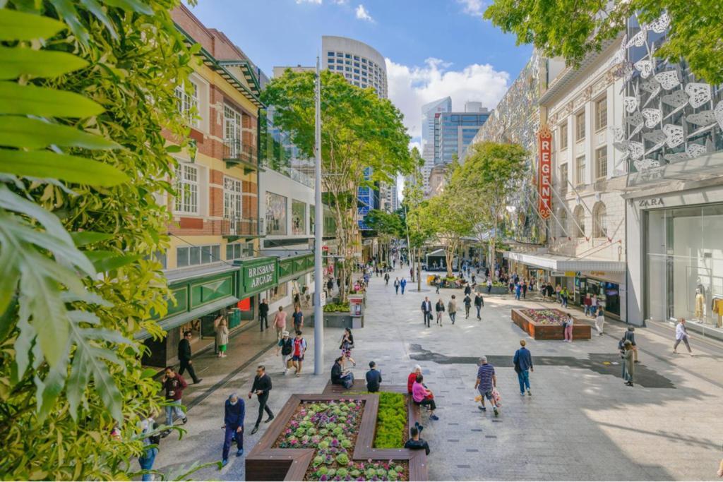 Apartment Floor! 2bed/2bath/1car/pool ~ Views ~ Cbd